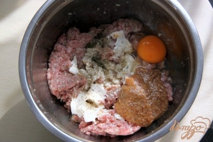 В фарш добавить перемолотую блендером луковицу, хорошо отжатую мякоть булочки, яйцо, горчицу, тимьян соль, перец. Хорошо вымешать, отбить.