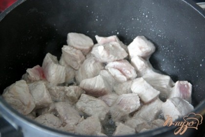 Нарезаем мясо небольшими кусочками и жарим в толстостенной кастрюле на раст.масле до испарения жидкости и румяности.