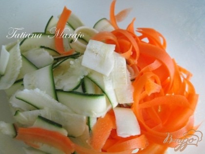 Морковь и цукини нарезать на полоски ножом экономкой. Немного посолить и помять рукой. Грибы нарезать на тонкие ломтики.