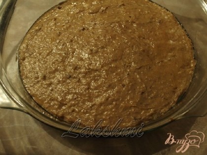 Форму смазать растительным маслом,выложить тесто и выпекать 1 час при 200 гр.Через 45 минут проверить деревянной палочкой готовность пирога.