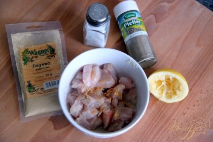 Куриную грудку нарезаем небольшими кусочками и слегка маринуем в лимонном соке,имбире,соли,перце.