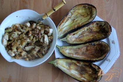  Баклажаны немного остыли ложкой вынимаем серединку, и смешиваем с мясом, добавляем по вкусу зелень, и орехи.