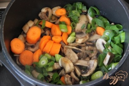 Добавить нарезанные морковь и лук, горошек, соль и перец и пассеровать до полуготовности овощей. Можно добавить  немного воды и накрыть крышкой.
