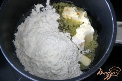 Белый соус: разогреть в сотейнике сливочное масло с мукой, постоянно помешивая, но не зажаривая.