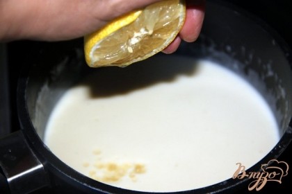 Приправить солью, перецем, молотым мускатным орехом и соком половины лимона.