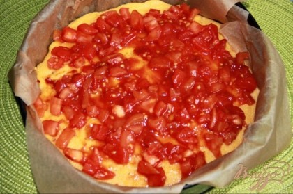 Смешать томатную пасту, уксус, сахар, соль и смазать остывший корж поленты.Выложить сверху томаты.