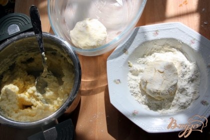 Муку для панировки высыпать в тарелку. Выкладывать ложжкой картофельно-творожную массу и сформировать лепёшки-котлеты.
