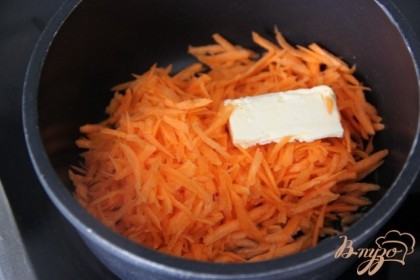 Морковь натереть на крупной тёрке и припустить в 20 г сливочного масла, добавив немного воды.