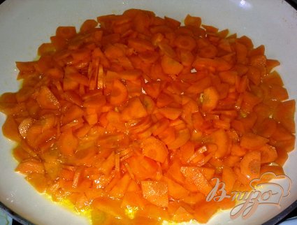Нарезаем морковь и ставим ее обжаривать