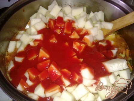 Добавляем цуккини в кастрюлю к овощам и заливаем, разбавленной  томатной пастой. Варим минут 20-30,  люблю когда овощи, как говорят итальянцы, относительно пасты "Альденте"