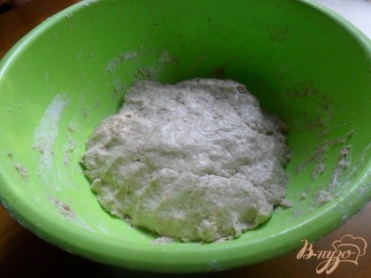 В сухую смесь добавить воду и кефир комнатной температуры, растительное масло. Замесить тесто.Тесто накрыть полотенцем и поставить для подхода на 1-1,5 часа.