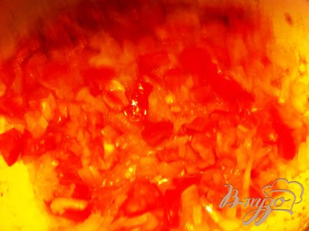 В обжаренный лук с чесноком добавляем порезанные мелко помидоры и немного тушим.