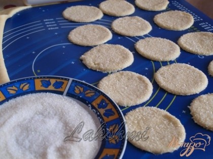 В тарелочку насыпаем сахар и каждый кружок макаем в сахар с одной стороны, складываем сахаром вовнутрь.