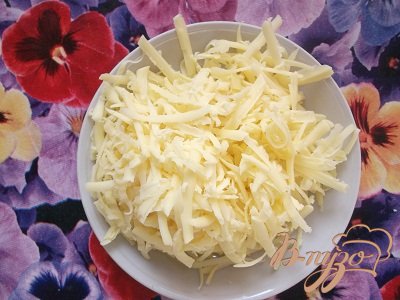 Сыр натираем на крупной терке.
