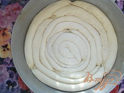 Получившиеся полоски с сыром укладываем в форму для запекания(я использую чудо-печку). Укладываем по кругу, закрепляя кончики, как бы делая моток ленты.