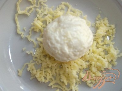 Сырный шарик можно обвалять в натертом сыре.