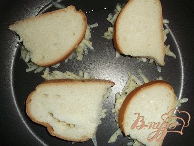 На раскаленную сковороду с растительным маслом кладем хлеб картофелем вниз и прижимаем(но не сильно). Обжариваем, проверяя, чтобы картофель не подгорел.