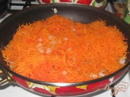 К луку добавляем тертую морковь.