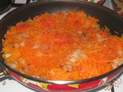 Затем измельчаем 2 помидора и добавляем к луку и моркови. Соли, перчим, кладем по вкусу сахар и тушим почти до готовности.