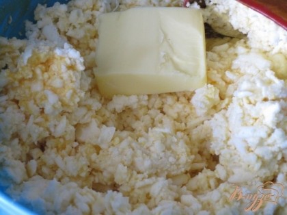 Пока тесто подходит делаем начинку. На крупной терке натереть сыр, у меня был адыгейский и пришлось подсаливать по вкусу.