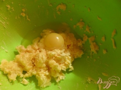 Взбить масло с сахаром. Продолжая взбивать ввести по одному яйца, сметану.
