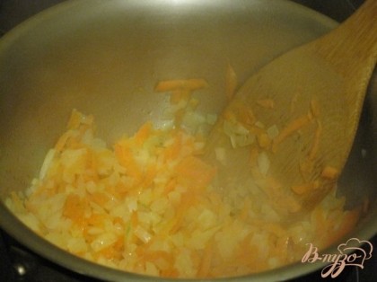 Рецепт рассчитан на литровую кастрюлю.В сотейнике спасировать мелко нарезанный лук на растительном масле, добавить морковь и слегка потушить.