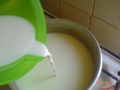 Крахмал размешать в половине стакана молока. Постоянно помешивая влить в цитрусовое молоко, довести до кипения и снять с огня. Охладить.