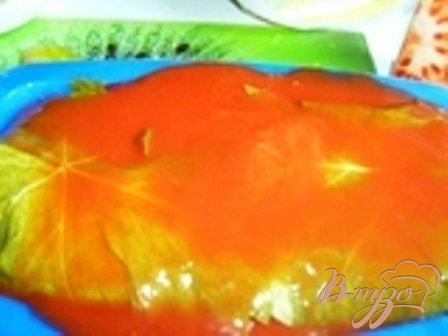 Залить террин томатным соком. Поставить в разогретую духовку и запекать 40-45 минут.