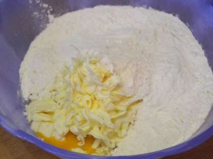 Приготовить тесто из яиц, масла, муки, воды и соли