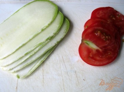 Кабачок и помидор нарезаем тонко или используем для этого тёрку "Бёрнер".