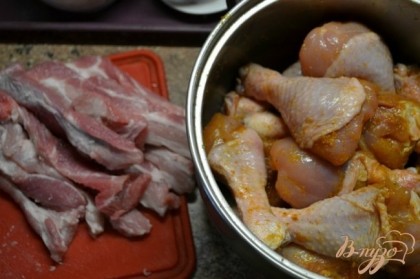 Куриные ножки пропитываю специями... беру мясо грудинки свинины,режу на тоненькие пласты и заворачиваю в них куриные ножки..