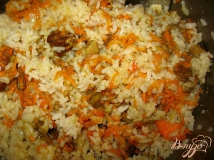 Для начинки:отварила рис,поджарила белые грибы,лук,чеснок,сырое яйцо,специи...морковка