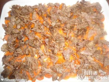 На дно блюда (тортницу)  выложить половину картофельного пюре, сверху слой жареной моркови.