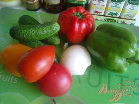 Для этого салата я взяла три вида помидор - желтый, красны и малиновый, два вида болгарского перца- зеленый и красный.
