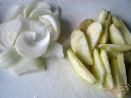 Лук чистим и нарезаем крупными сегментами, также нарезаем яблоко. Я предпочитаю кисло-сладкие сорта в данном случае.