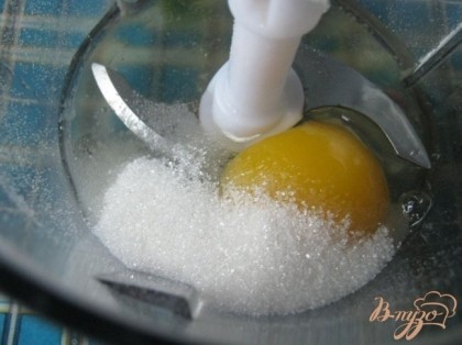 Для приготовления берём яйцо, сахар, взбиваем миксером или блендером.