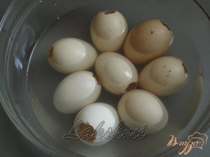 Яйца помыть, с тупого конца сделать отверстия 1.5-2 см и вылить содержимое в тарелочку(использовать для выпечки или яичницы).В тёплой воде растворить соду и продезинфицировать яйца, промыть их проточной водой.