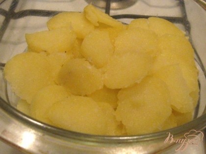 На дно жаропрочной формы кладем нарезанным кружками отварной картофель.