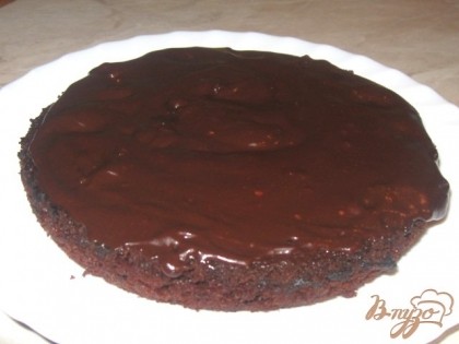 Растопите шоколад и намажьте пирог.