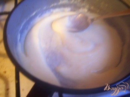 Для соуса на сковороде растопить сливочное масло, добавить муку и обжаривать постоянно помешивая до золотистого цвета. Постоянно помешивая ввести молоко и варить до загустения. Приправить по вкусу солью.
