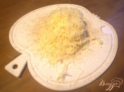 Твёрдый сыр натереть на мелкой тёрке.