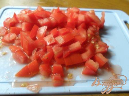 Вымытые помидоры нарезать кубиками.