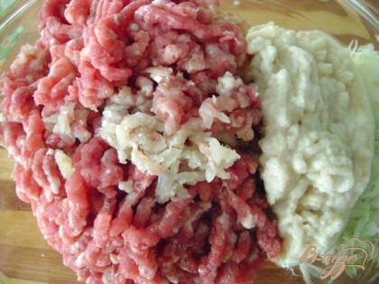 Свинину перекрутить на мясорубке, также поступить с  картофелем, луком, чесноком.