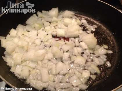 Мы будем готовить аджапсандали классически, т.е. на сковороде. Поэтому разогревает сковороду, наливаем растительное масло и обжариваем лук несколько минут.