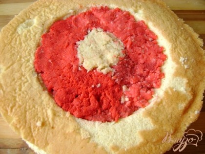 Со всех сторон выложить красное тесто, чтобы конус оказался по центру.