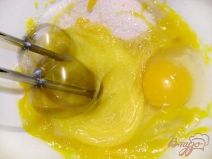 Миксером взбить три яйца и сахар (150 гр.).