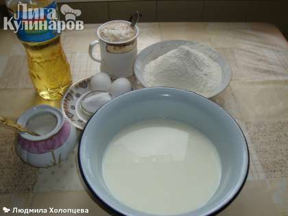 Подогреть молоко, развести в теплой воде 36-38 граммов дрожжей (или 15 г сухих),  дать им подняться. В молоко кладем сахар, соль, подошедшие дрожжи, можно положить пару яиц, но они в тесте, которое жарится во фритюре роли не играет, вводим муку и замешиваем мягкое тесто, в конце подмешиваем масло.