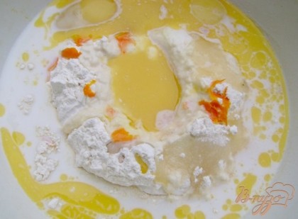 Заранее- примерно за сутки- нужно приготовить цитрусовый крем по этому рецепту: http://vpuzo.com/deserty/4373-limonno-apelsinovyy-krem.htmlРџРѕРЅР°РґРѕР±РёС‚СЃСЏ не весь!Оставшийся можно хранить в холодильнике.Просеять муку и вбить в неё два яйца, добавить сахар, соль и измельчённую или натёртую на мелкой терке апельсиновую цедру. В тёплом молоке развести дрожжи и вылить его вместе с растопленным и остывшим сливочным маслом к яично-мучной смеси.