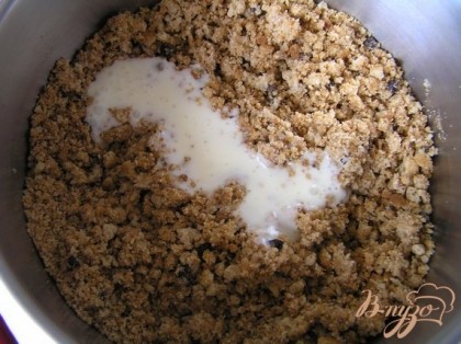 Измельчить печенье с помощью блендера, добавить размягченное сливочное масло, перемешать, добавить йогурт и тщательно вымешать.