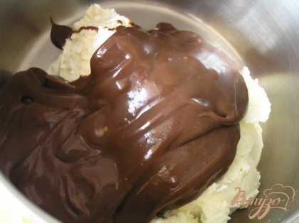 Шоколадный слой. Желатин замочить в молоке до набухания. Затем нагреть на водяной бане до полного растворения. Творожный сыр выложить в миску, добавить шоколадный крем, перемешать.